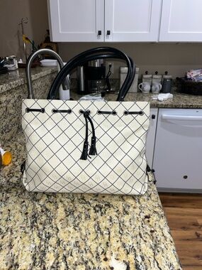 EUC Authentic Dooney&Bourke Monogram Diamond Quilted Pattern  Handbag